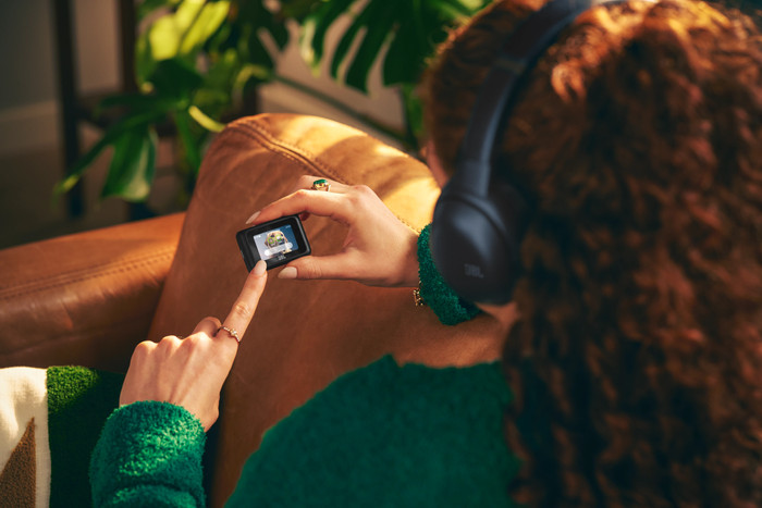 JBL Tour One M3 Smart TX Blauw product in gebruik