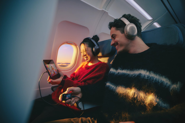 JBL Tour One M3 Smart TX Blauw product in gebruik