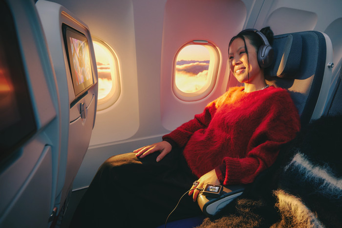 JBL Tour One M3 Smart TX Blauw product in gebruik