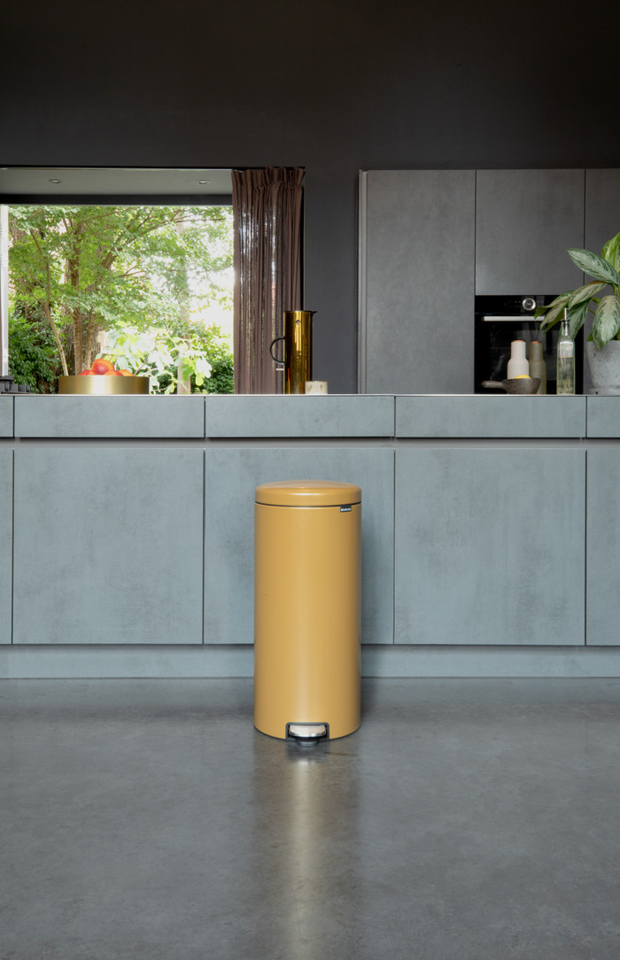 Brabantia NewIcon Pedaalemmer 30 liter Warm Gold product in gebruik