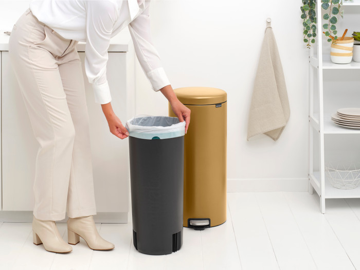 Brabantia NewIcon Pedaalemmer 30 liter Warm Gold product in gebruik