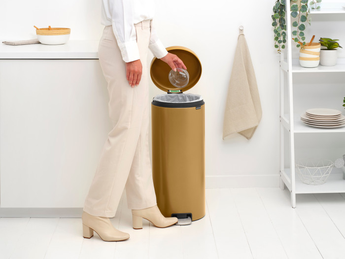 Brabantia NewIcon Pedaalemmer 30 liter Warm Gold product in gebruik