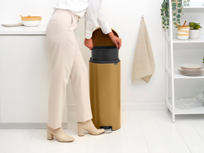 Brabantia NewIcon Pedaalemmer 30 liter Warm Gold product in gebruik