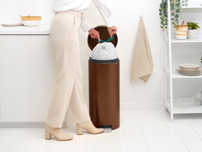 Brabantia NewIcon Pedaalemmer 30 liter Warm Bronze product in gebruik