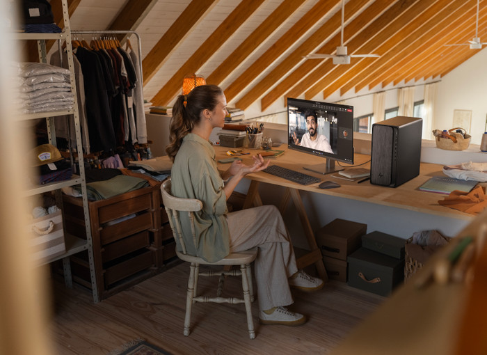 HP OmniDesk M02-0970nd product in use