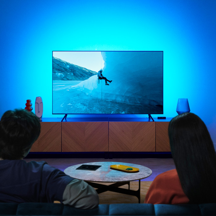 WiZ HDMI Sync Box + Lightstrip voor 55-65 Inch TV's product in gebruik