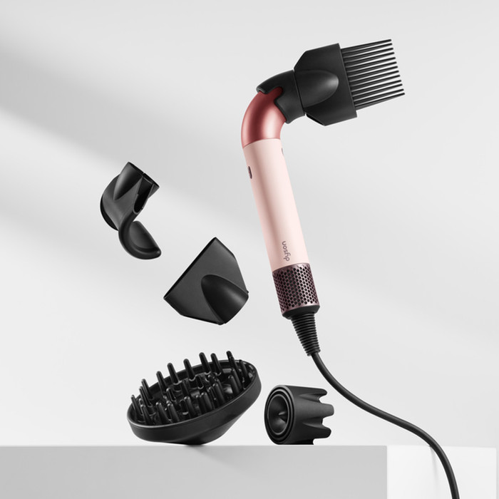 Dyson Supersonic r Curly+Coily Ceramic Pink product in gebruik