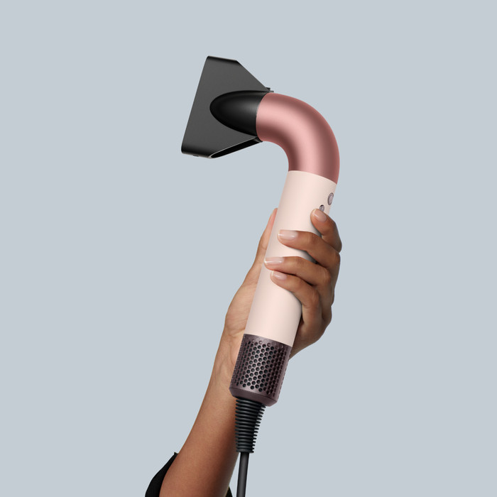 Dyson Supersonic r Curly+Coily Ceramic Pink product in gebruik