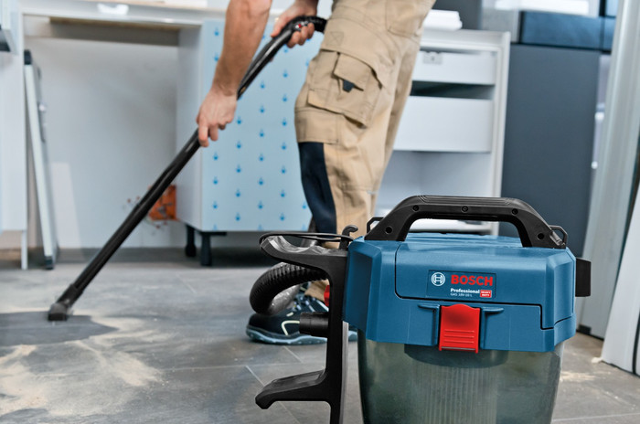 Bosch Professional GAS 18V-10 L 8,0 Ah ProCORE Accu (2x) Starterspakket product in gebruik