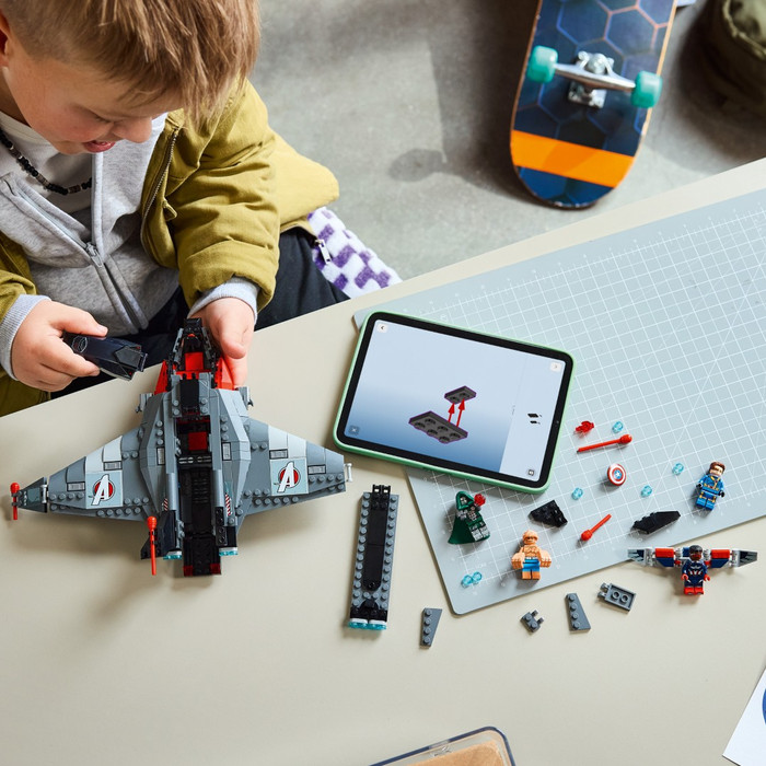 LEGO Marvel Avengers: Doomsday Quinjet 76347 product in gebruik