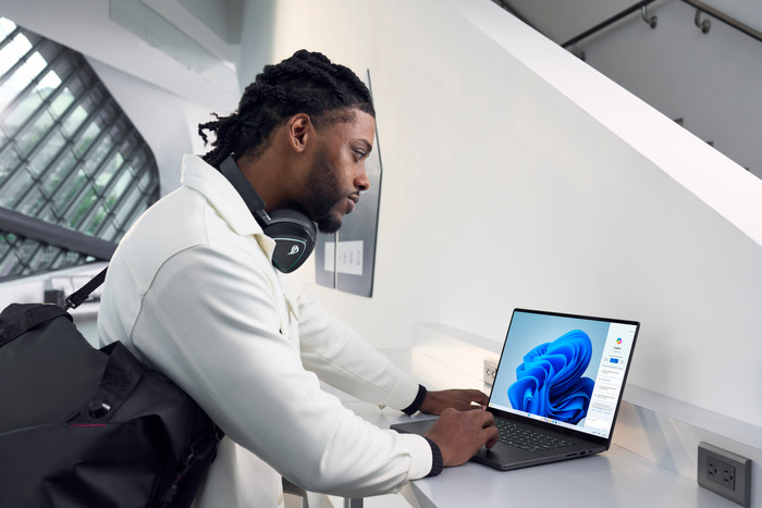 ASUS ROG Zephyrus G16 OLED GU605CP-QR076W product in use