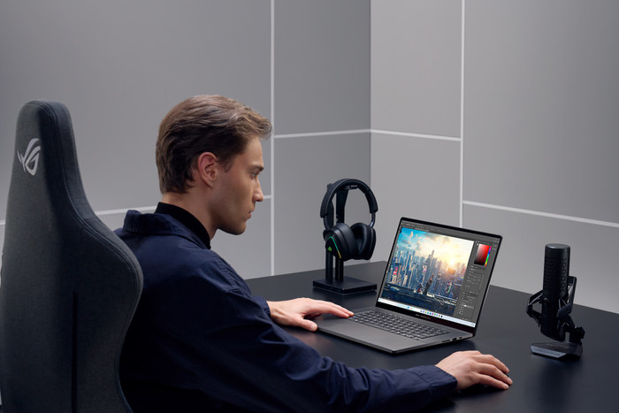 ASUS ROG Zephyrus G16 OLED GU605CP-QR076W product in use