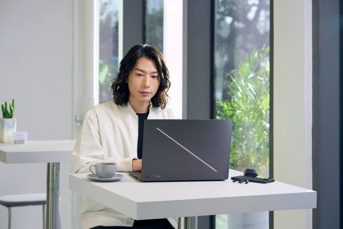 ASUS ROG Zephyrus G16 OLED GU605CP-QR076W product in use