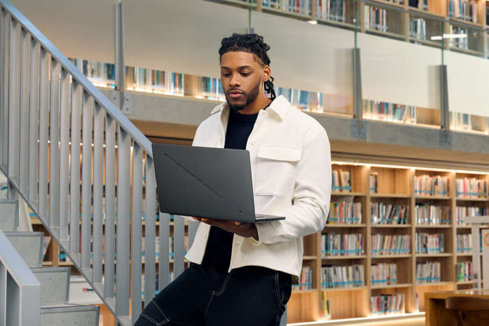 ASUS ROG Zephyrus G16 OLED GU605CP-QR076W product in use