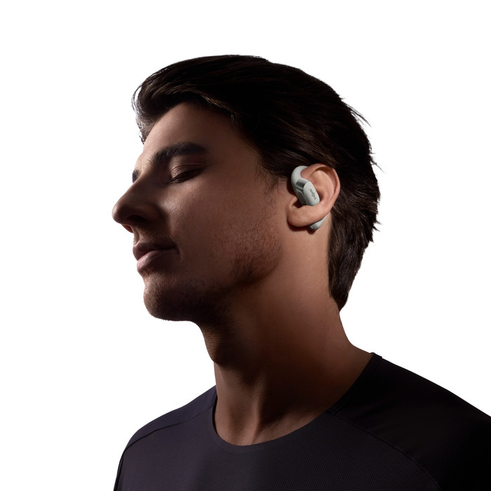 Shokz OpenFit 2+ Grijs product in gebruik