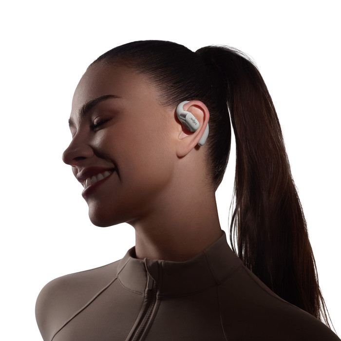 Shokz OpenFit 2+ Grijs product in gebruik
