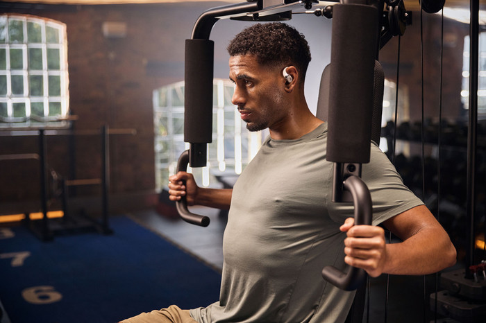 Shokz OpenFit 2+ Grijs product in gebruik