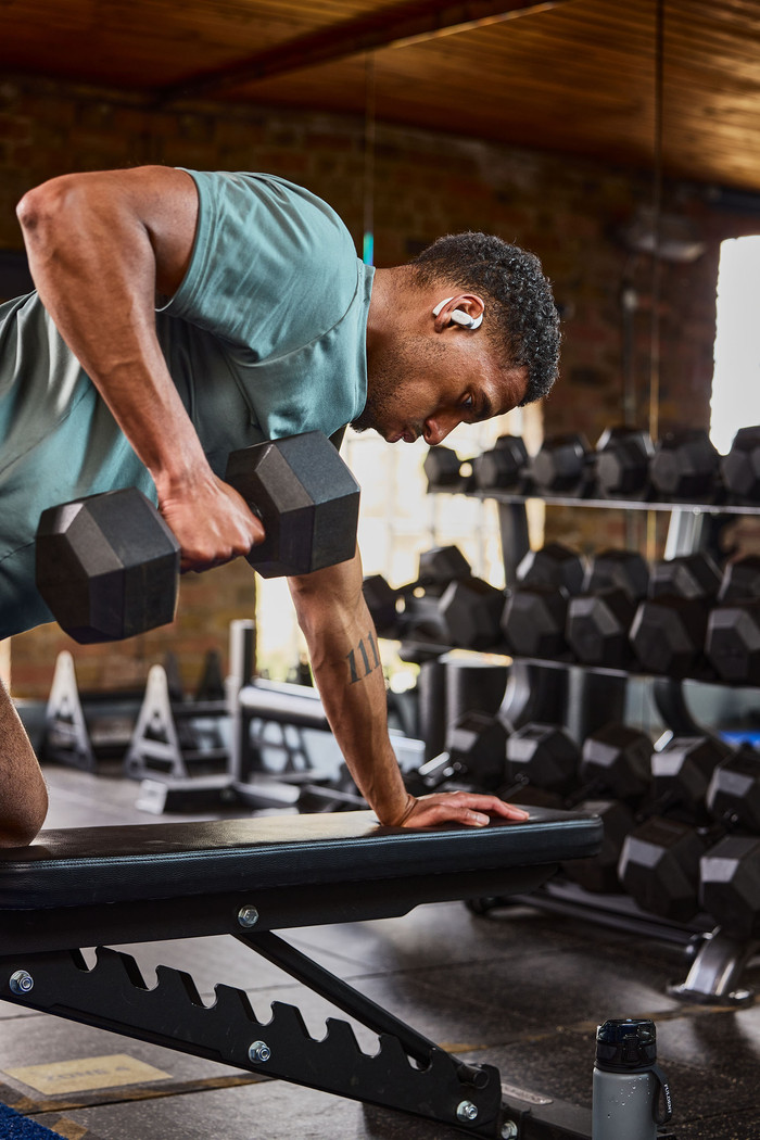 Shokz OpenFit 2+ Grijs product in gebruik