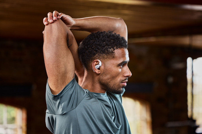 Shokz OpenFit 2+ Grijs product in gebruik