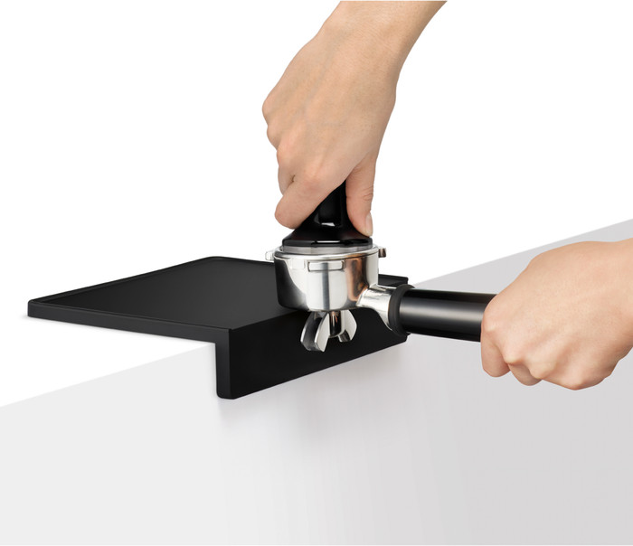 Sage Barista Express Stainless Steel + Barista accessoirepakket product in gebruik