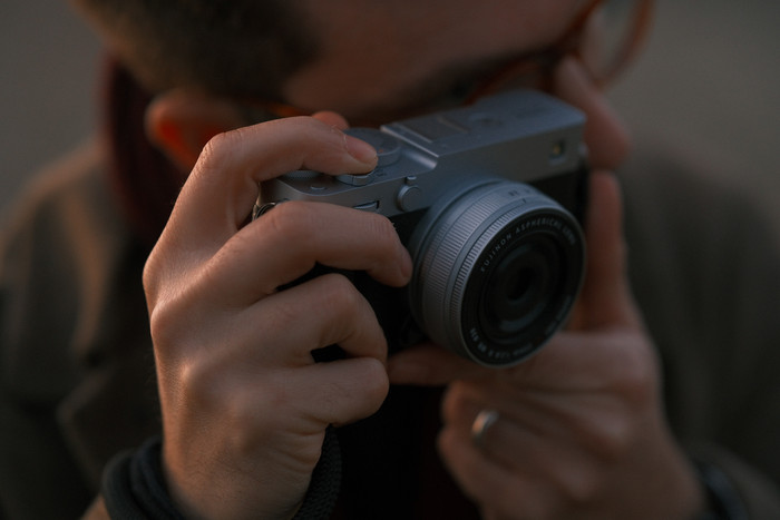 Fujifilm X-E5 Body Zilver product in gebruik