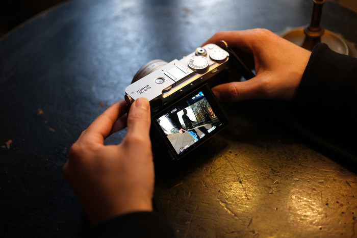 Fujifilm X-E5 Body Zilver product in gebruik