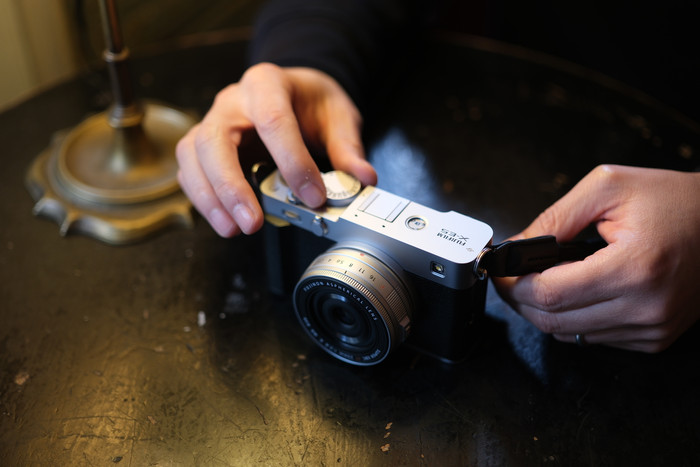 Fujifilm X-E5 Body Zilver product in gebruik