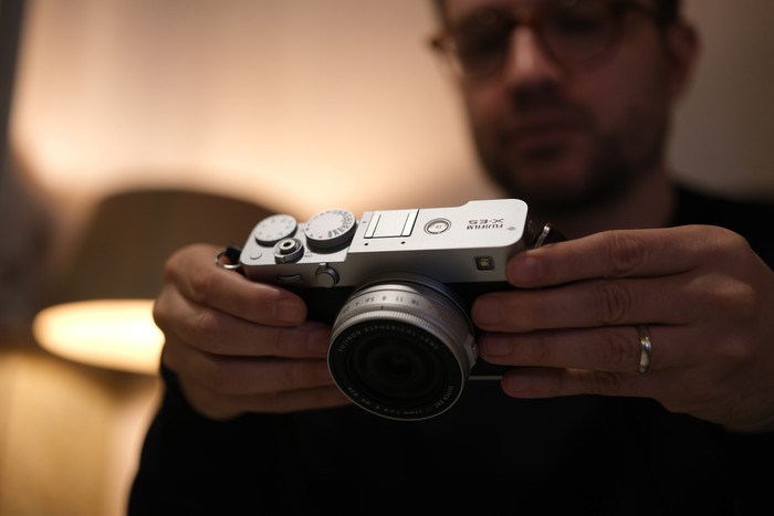 Fujifilm X-E5 Body Zilver product in gebruik
