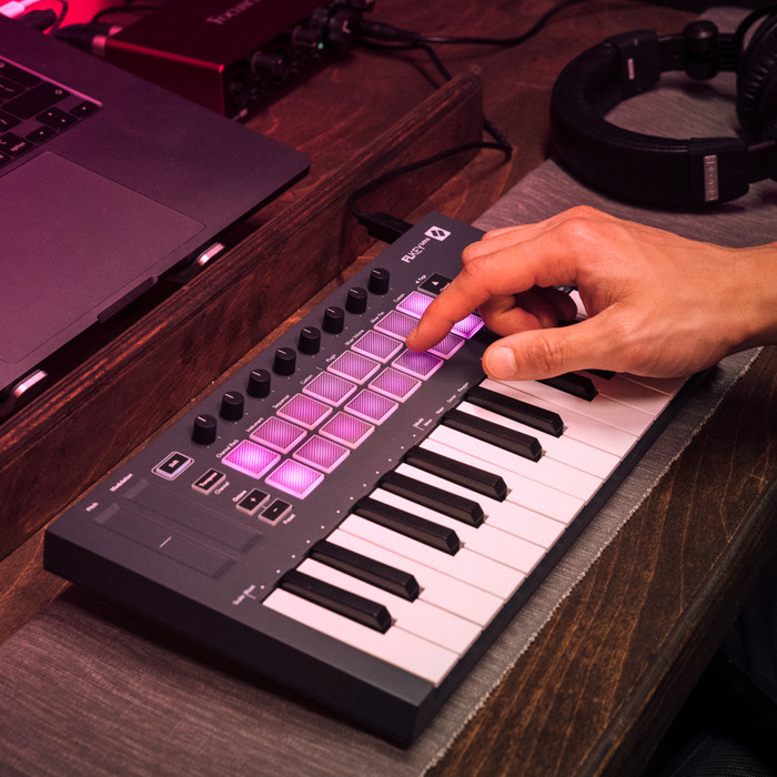 Novation FLkey Mini Zwart product in gebruik