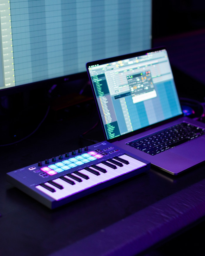 Novation FLkey Mini Zwart product in gebruik