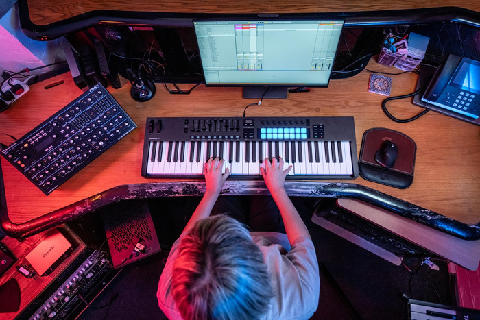 Novation Launchkey 61 Zwart product in gebruik