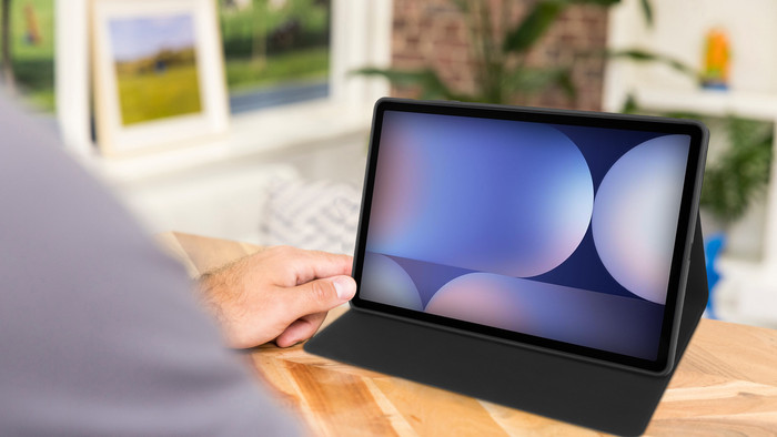 BlueBuilt Samsung Galaxy Tab S10 FE Plus Book Case Zwart product in gebruik