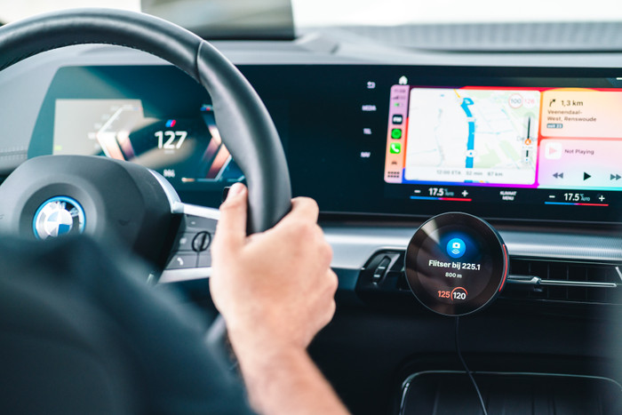 Flitsmeister DASH product in gebruik