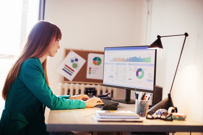 Philips 24E2N1110/00 product in use