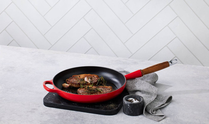 Le Creuset Gietijzeren Koekenpan 28 cm Kersenrood product in gebruik