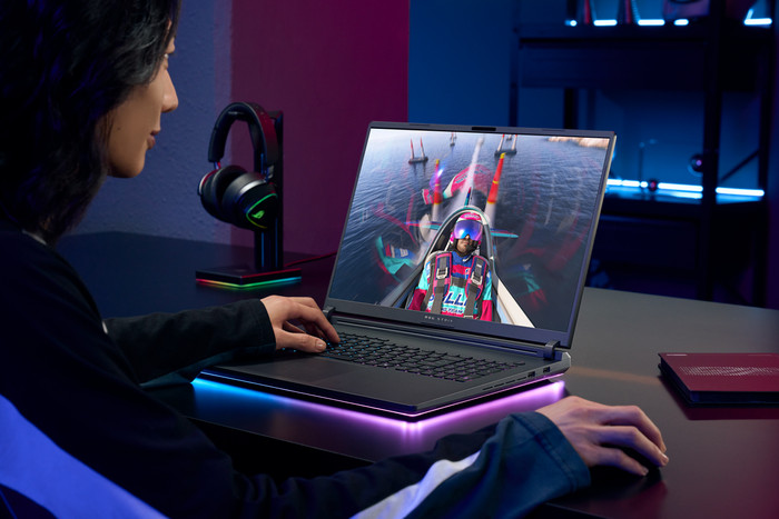 ASUS ROG Strix G16 G615LR-S5072W product in use
