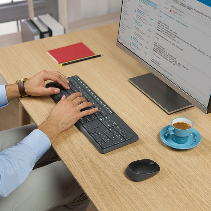 Logitech MK235 Draadloze Toetsenbord en Muis QWERTY product in gebruik