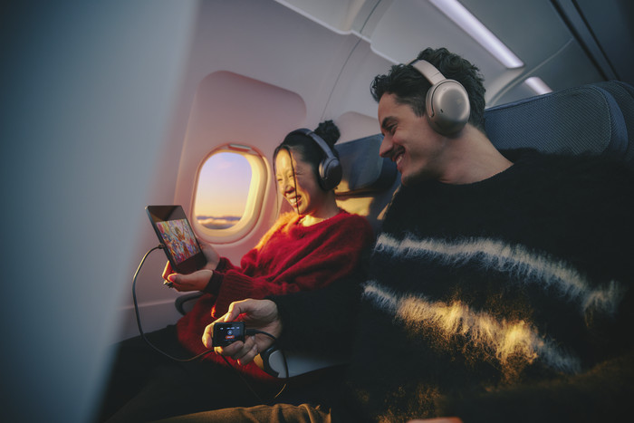 JBL Tour One M3 Goud product in gebruik