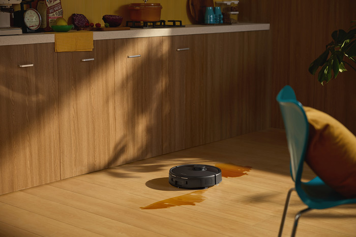 Roborock Q7 BF Black product in use