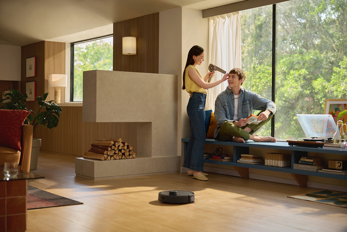 Roborock Q7 BF Black product in use