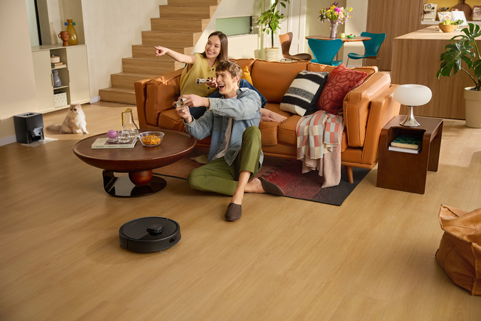 Roborock Q7 BF Black product in use