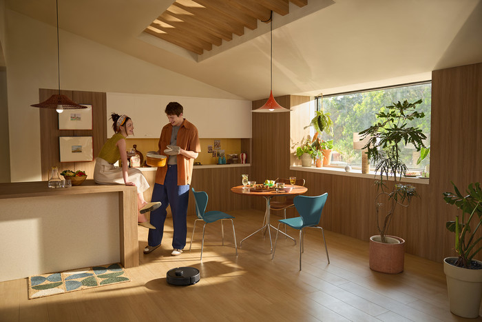 Roborock Q7 BF Black product in use