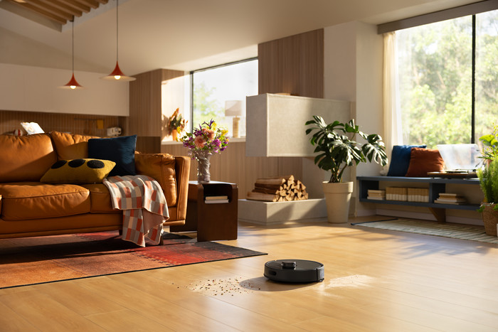 Roborock Q7 BF Black product in use