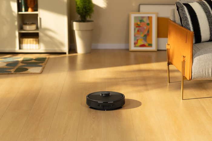 Roborock Q7 BF Black product in use