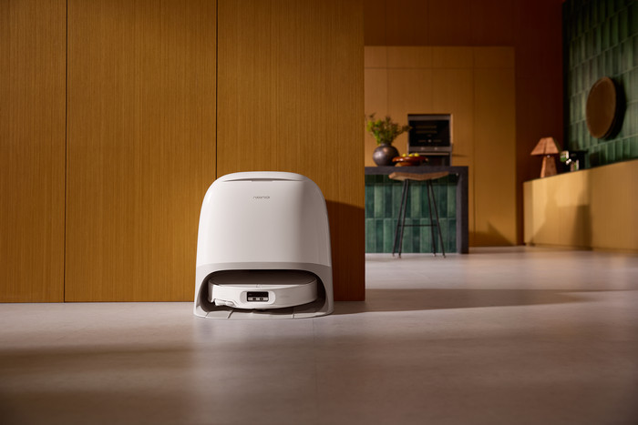 Roborock Qrevo CurvX White product in use