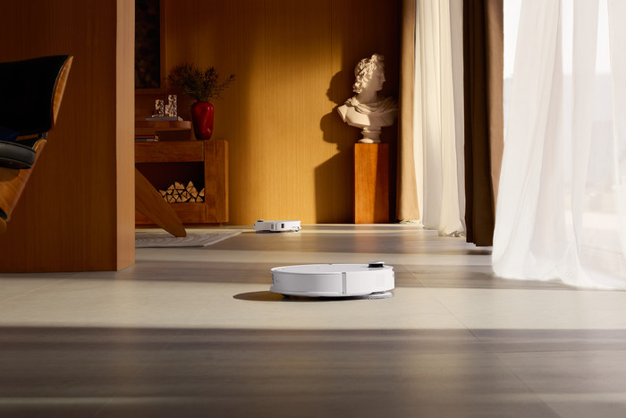 Roborock Qrevo CurvX White product in use