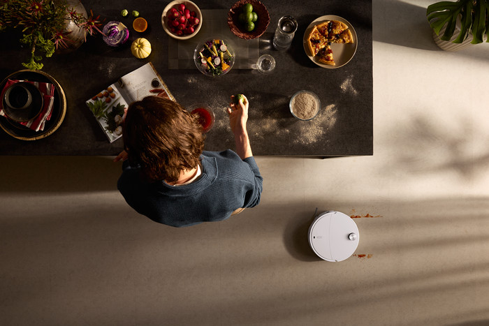 Roborock Qrevo CurvX White product in use