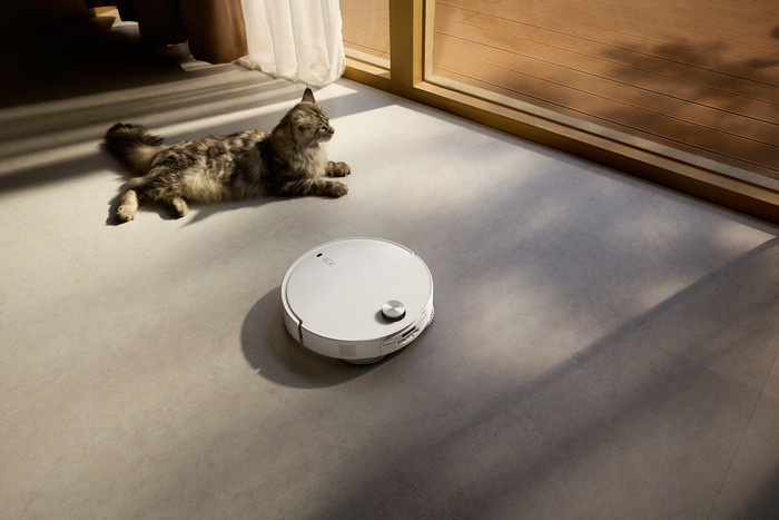 Roborock Qrevo CurvX White product in use