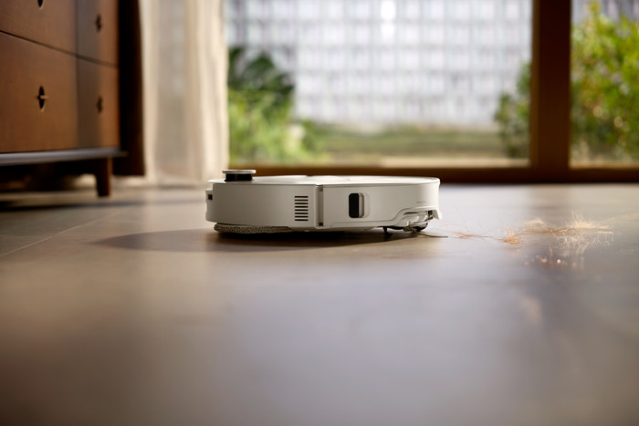 Roborock Qrevo CurvX White product in use