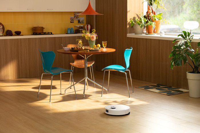 Roborock Q10 VF White product in use